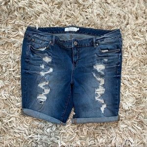 Torrid Distressed Bermudas, size 22